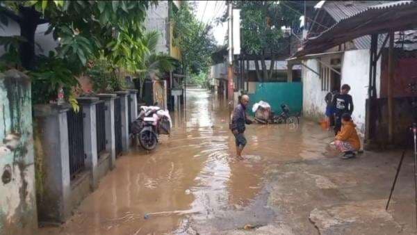 Ciliwung Meluap, Ratusan Rumah di Pejaten Timur Terendam Banjir