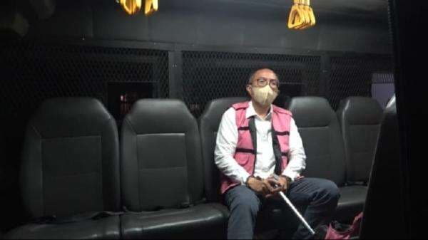 Penampakan Tersangka Baru Korupsi Pengadaan Kapal Tunda, Pakai Tongkat Tangan Diborgol