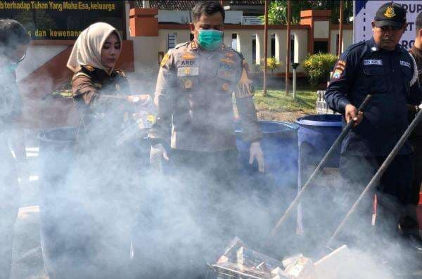 Selamatkan Anak Muda, 1400 Slof Rokok Ilegal dan Narkoba Dimusnahkan di Jombang