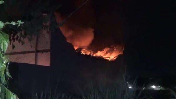 Kebakaran Hebat Gudang Plastik dan Pabrik Boneka di Jombang, Kerugian Rp1,5 Miliar