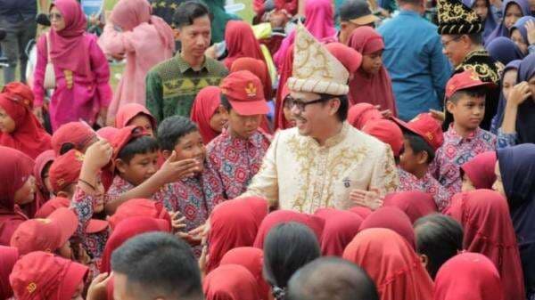 Bupati Koltim Abd. Azis Tegaskan Komitmen Pendidikan Berkualitas dalam Peringatan Hardiknas 2025