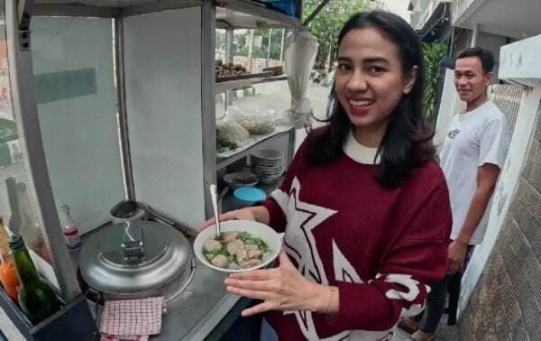 Gaya Tukang Bakso Dadakan! Azia Buktiin Dagang Itu Gak Mudah Tapi Seru