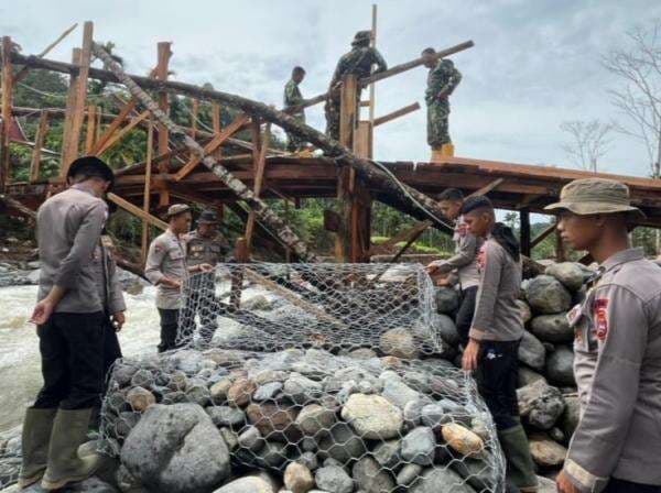 TNI-Polri Bangun Jembatan Darurat di Agam, Buka Akses ke Daerah Terisolasi