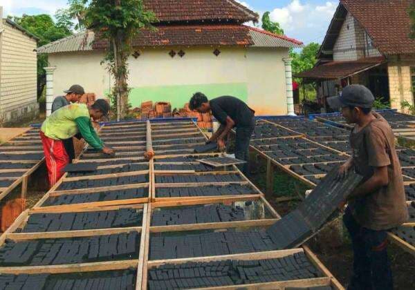 Kang Ebit, Inovasi Briket Ramah Lingkungan dari Tuban yang Mengubah Limbah Jadi Berkah