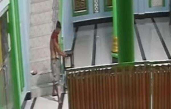 Viral! Aksi Pencurian Kotak Amal Masjid di Sinjai, Pelaku Terciduk CCTV
