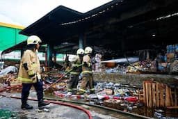 Pasar Induk Kramat Jati Terbakar, 350 Kios Pedagang Buah Hangus