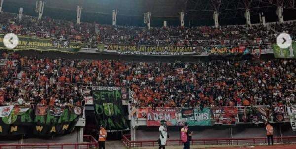 So Sweet! Bonek dan The Jakmania Berdampingan Mesra di Gelora Bung Tomo So Sweet! Bonek dan The Jakmania Berdampingan Mesra di Gelora Bung Tomo