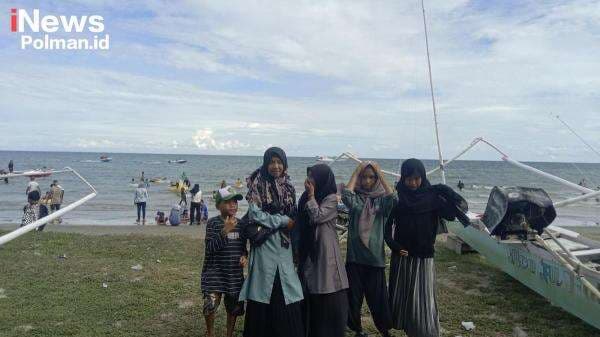 Pantai Babatoa Diserbu Wisatawan, Lalu Lintas Macet hingga Pengunjung Terpaksa Jalan Kaki