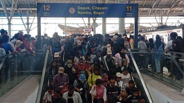 Warga Padati Stasiun Gondangdia dan Manggarai usai Saksikan HUT ke-80 TNI