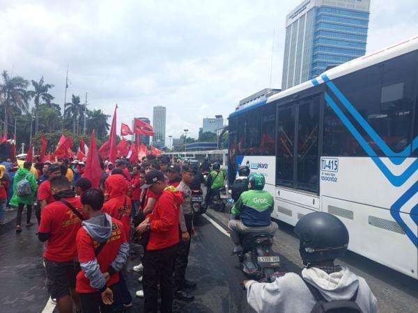 Buruh Unjuk Rasa di Depan DPR, Lalu Lintas Macet!