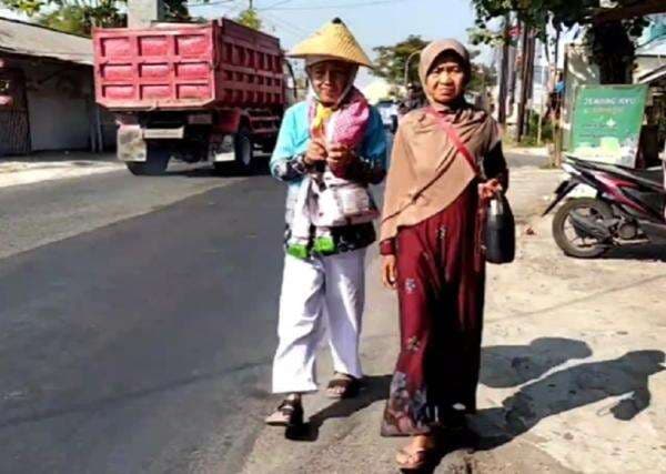 Viral Jemaah Haji Lansia Jalan Kaki 34 Km dari Boyolali ke Semarang Penuhi Nazar Viral Jemaah Haji Lansia Jalan Kaki 34 Km dari Boyolali ke Semarang Penuhi Nazar