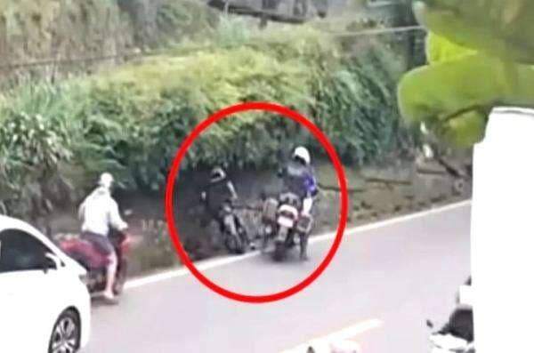 Kelakuan Oknum Anggota Patwal di Jalur Puncak Ini Tidak Pantas Dicontoh