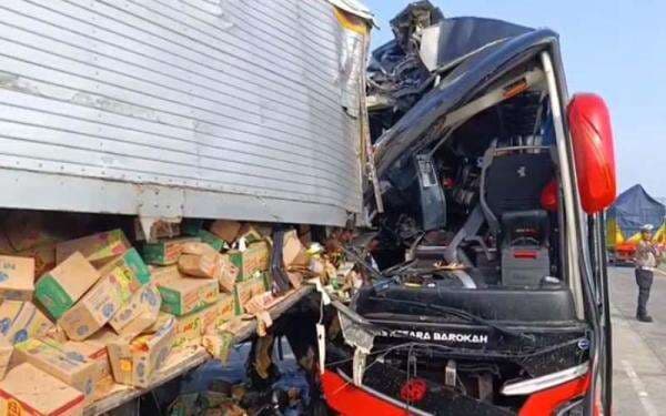 Kecelakaan Maut di Tol: Bus vs Truk Wing Boks, Terlempar Keluar Jalur, 1 Tewas 3 Luka