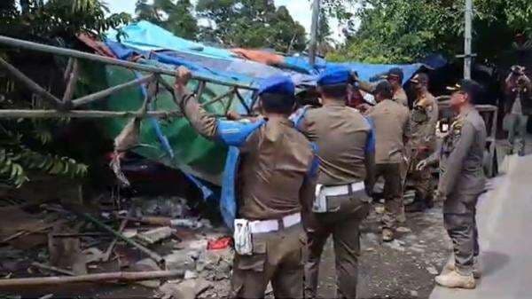Jadi Penyebab Kemacetan, Puluhan Lapak PKL di Jalan Raya Balaraja Dibongkar Paksa