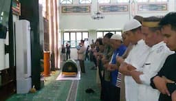 Jenazah Antasari Azhar Disholatkan di Masjid Al Azhar BSD