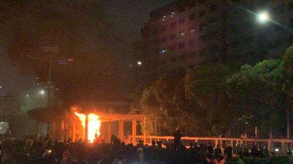 Usai Halte Sudirman, Massa Aksi Juga Bakar Gerbang Tol Senayan