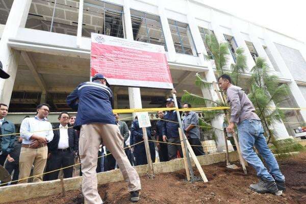 Buntut Penyegelan Hotel di KEK MNC Lido, Kontraktor ‘Rumahkan’ Para Pekerja Bangunan Warga Bogor