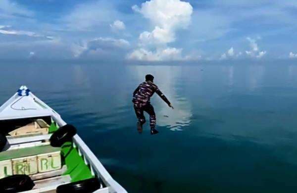 Aksi Heroik Prajurit TNI AL Selamatkan Nelayan di Laut Akibat Perahu Bocor saat Mudik ke Maros