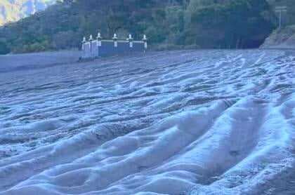 Mirip Salju, Embun Upas Selimuti Gunung Bromo, Suhu Anjlok Hingga 5°C