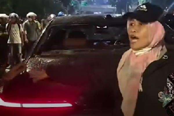Viral Emak-emak Cegah Massa Demo Geruduk Mobil BMW: Jangan Rusak Perjuangan!