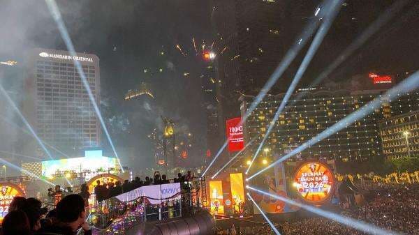 Meski Dilarang, Kembang Api Tetap Meriahkan Malam Tahun Baru di Bundaran HI