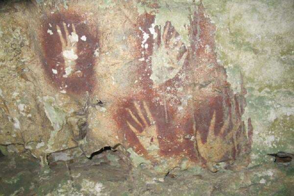 Jejak Tangan Prasejarah Diyakini Seni Cadas Tertua Dunia Ditemukan di Gua Sulawesi