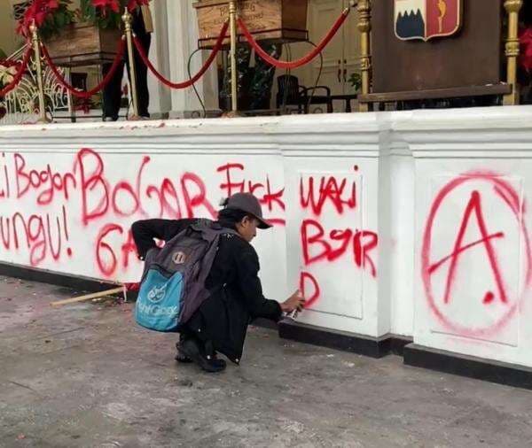 Demo di Balai Kota Bogor Ricuh, Bangunan Cagar Budaya Jadi Korban Vandalisme!