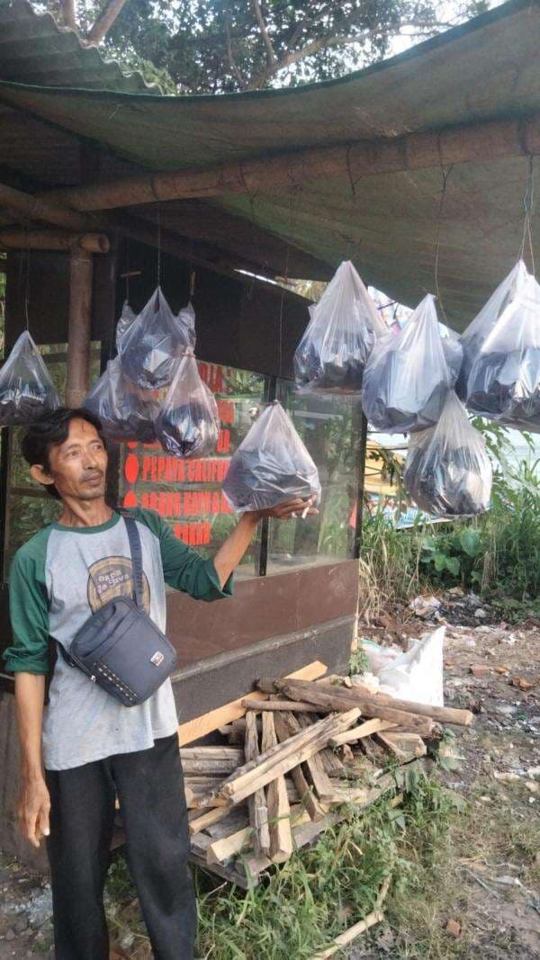 Harga Arang Naik 100 Persen, Pedagang di Anyer-Cinangka Kabupaten Serang Kebanjiran Pembeli