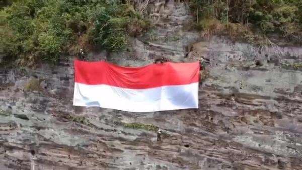 Merah Putih Raksasa Berkibar di Tebing Andaleh, Simbol Nasionalisme di HUT RI ke-80