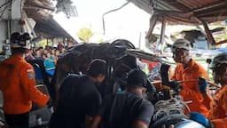 Terios Ringsek Dihantam Truk di Cilacap, Evakuasi 4 Korban Tewas Berlangsung Dramatis
