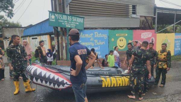 Banjir Sumatera, Pasukan Elite TNI AL Dikerahkan Evakuasi Warga yang Terjebak di Atap Rumah Banjir Sumatera, Pasukan Elite TNI AL Dikerahkan Evakuasi Warga yang Terjebak di Atap Rumah