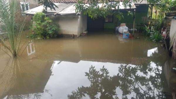 Banjir Rendam Permukiman di Indramayu akibat Hujan Deras, Warga: Air Naik Tiba-Tiba