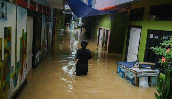 Banjir Rendam 16 Titik Jakarta usai Diguyur Hujan Deras, Ketinggian Capai 60 Cm