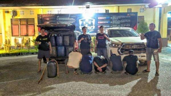 2 Mobil Muat Puluhan Jeriken Berisi Solar Curian Diamankan, Polres Kolaka Tangkap 4 Pelaku 2 Mobil Muat Puluhan Jeriken Berisi Solar Curian Diamankan, Polres Kolaka Tangkap 4 Pelaku