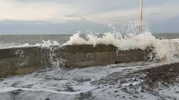 Peringatan Dini BMKG, Waspada Gelombang Tinggi hingga 4 Meter pada 5-8 Desember 2025