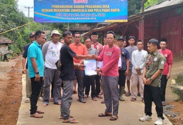 Bertahun-tahun Jalan Poros Desa Ciapus Lebak Banten Rusak, Tokoh Masyarakat Apresiasi Pemdes