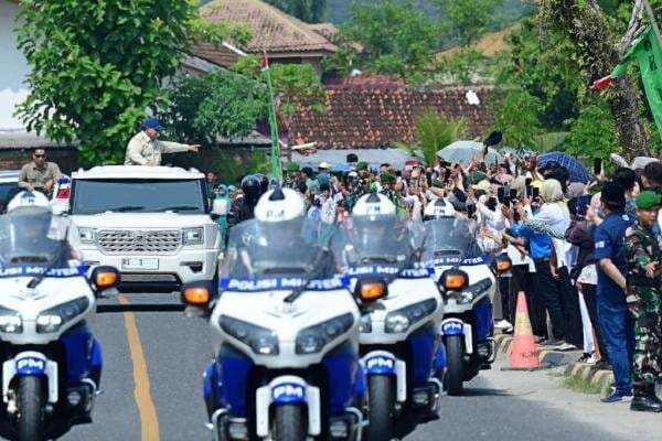 Momen Meriah Warga Sambut Prabowo di Lampung, Lambaikan Bendera Merah Putih Momen Meriah Warga Sambut Prabowo di Lampung, Lambaikan Bendera Merah Putih