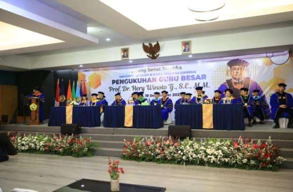 Ukrida Kukuhkan Prof Hery Winoto Jadi Guru Besar FEB