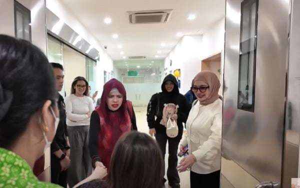 Aaliyah Dapat Pelukan Hangat dari Mertua Usai Melahirkan, Netizen Terharu