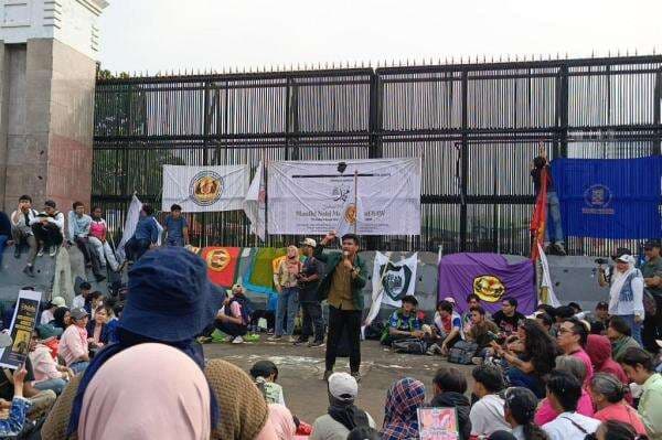 Massa Kembali Datangi Gedung DPR, Tagih 17+8 Tuntutan Rakyat