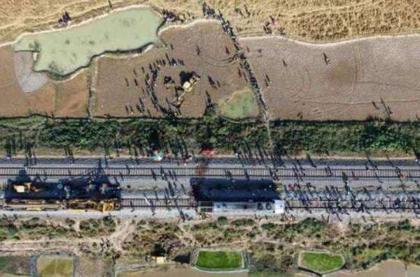 Kereta Api Anjlok Tewaskan 13 Orang, Puluhan Luka