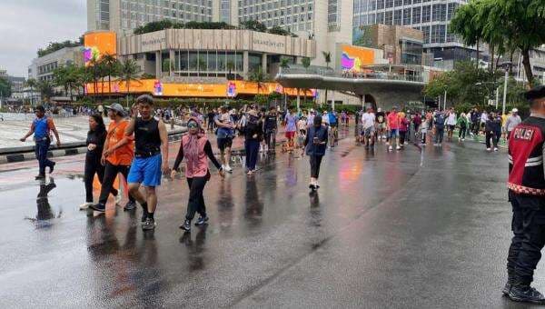Diguyur Hujan, CFD Bundaran HI Jakpus Lengang