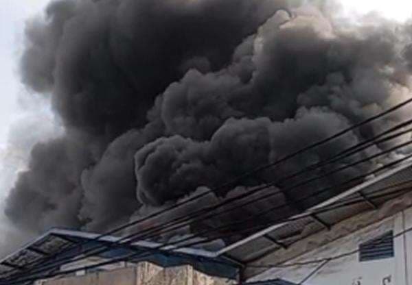 Breaking News! Kebakaran Gudang Miami di Kalideres Jakbar, Asap Hitam Membubung Tinggi