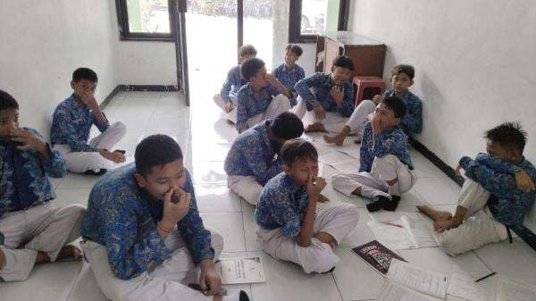 Tak Kuat Cium Bau Tak Sedap PT Sata Tec, Pelajar SDN Sukowati Dipulangkan