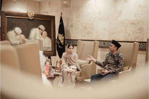 Gaya Nagita Slavina Pakai Abaya Rp17 Juta saat Itikaf di Masjid Istiqlal Bikin Netizen Melongo! 