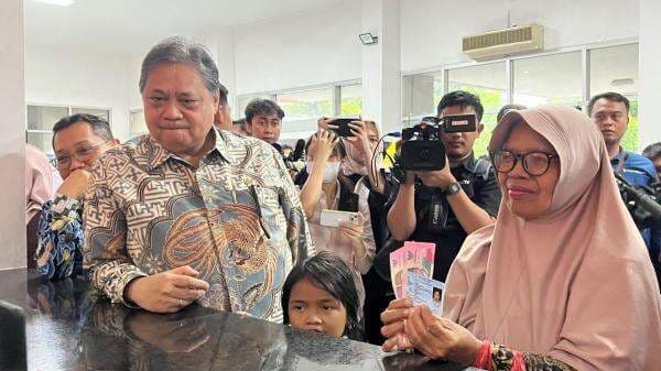 Airlangga Pantau Penyaluran BLT Rp900 Ribu di Kantor Pos Jaktim