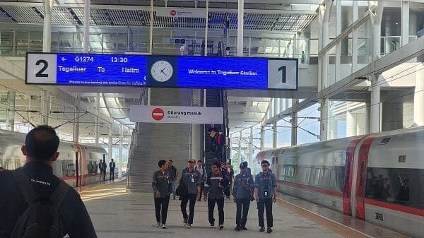 Hampir 300 Ribu Warga Malaysia Gunakan Kereta Cepat Whoosh di 2025