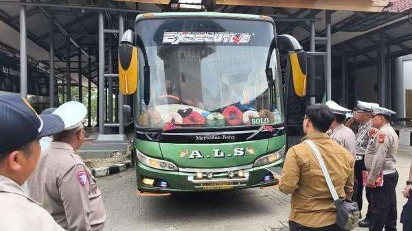 Polisi Tindak Bus Tak Layak Jalan dan Tidak Bayar Asuransi Penumpang di Pekanbaru