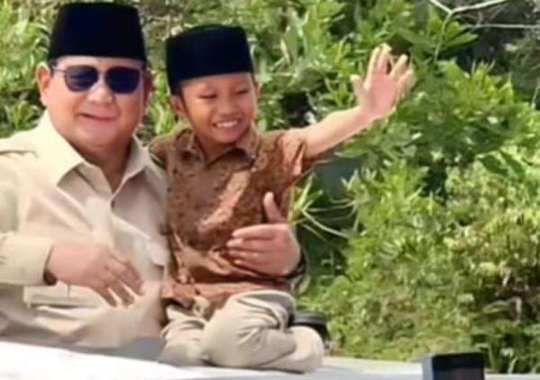 Potret Kedekatan Prabowo dengan Anak-Anak, Ajak Bocah Berpose di Atas Maung Garuda