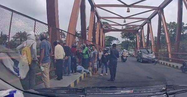 Heroik, Ipda Arel Turun Kedaraan Dekati Wanita Depresi Coba Bunuh Diri